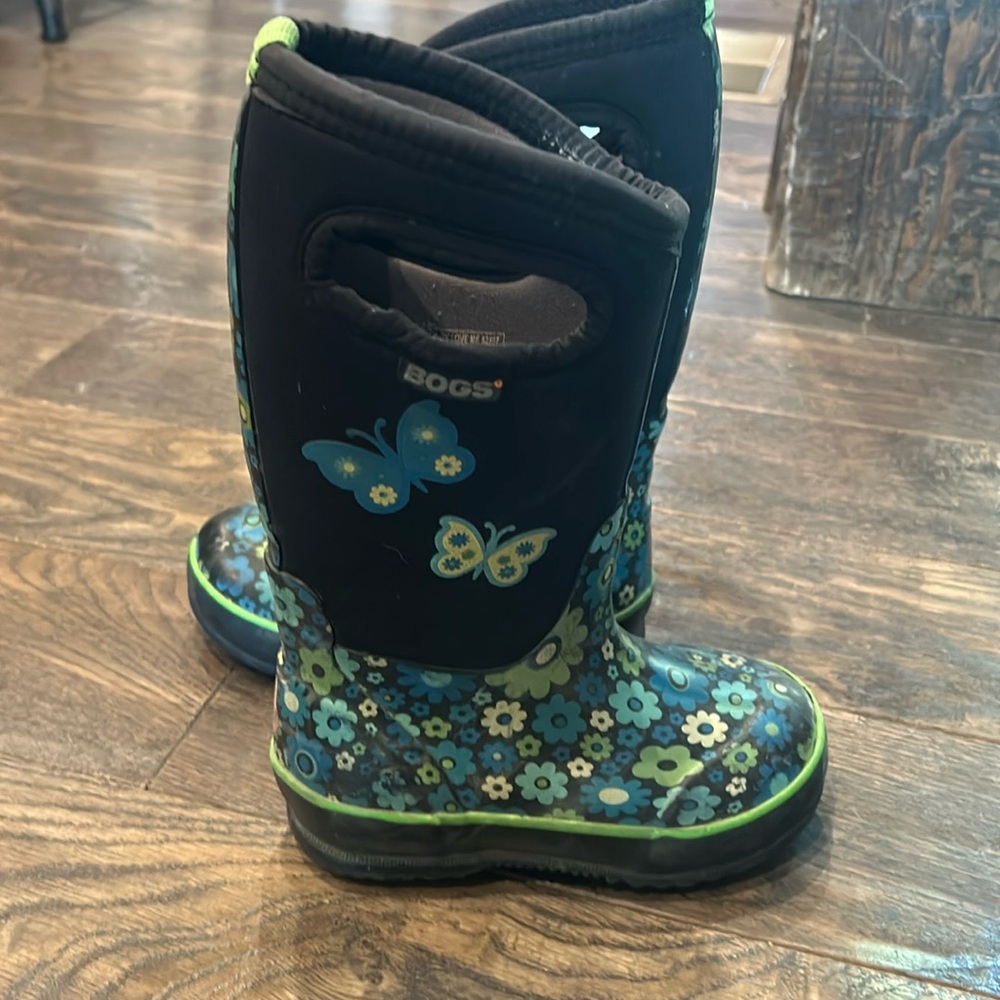 Youth size 10 Bogs